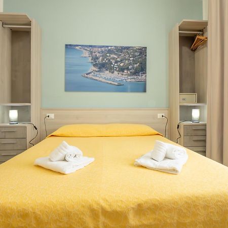 Hotel La Bussola Finale Ligure Buitenkant foto